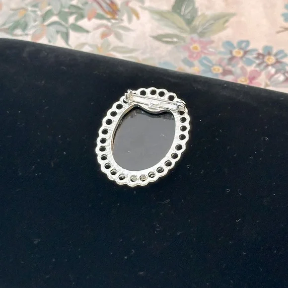 Vintage Black & White Cameo Brooch/Pendant Victorian Revival Shabby Chic - Picture 7 of 10